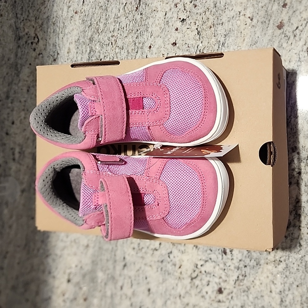 Be Lenka pink suede kids shoes (T 9.5)